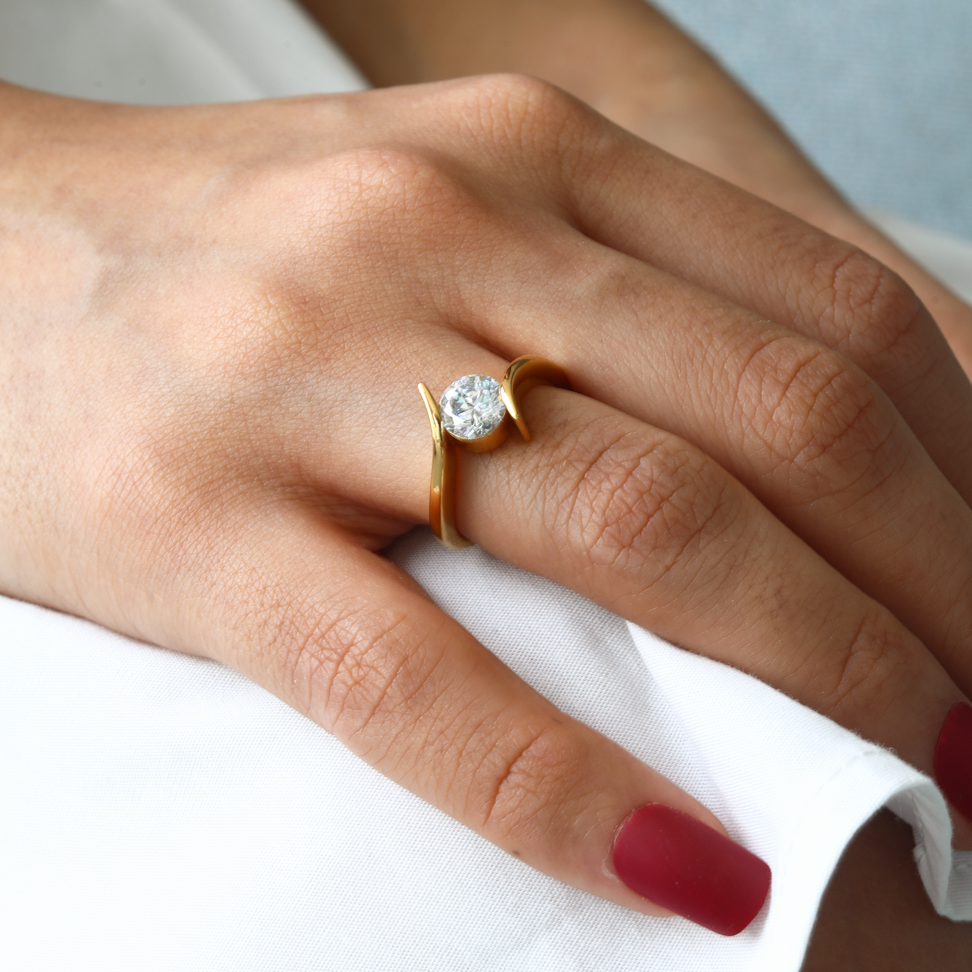 Curved Elegance - Lab Diamond Solitaire Ring